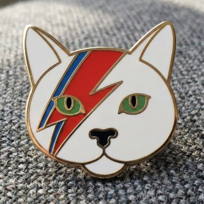 Bowie style cat hard enamel pin A stylish rock-inspired cat lapel pin perfect for music fans and enamel pin collectors.badge with bold geometric face design